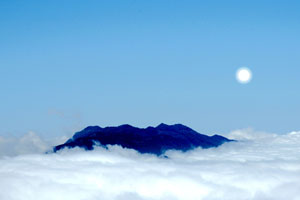 Foto: Berg im Wolkenmeer